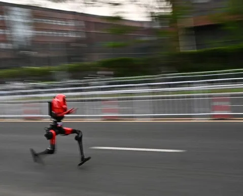 Robô corre meia-maratona 6 minutos mais rápido que recorde humano