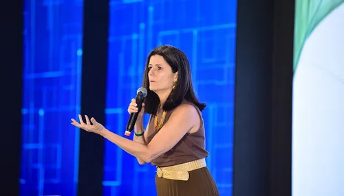 "O setor privado precisa florescer sem depender do Estado", diz Zeina Latif