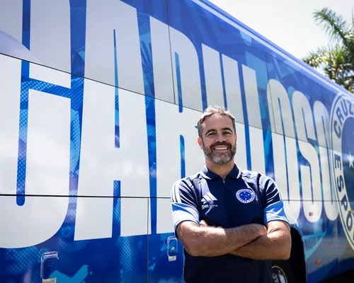 Adversário do Vitória mira afastar crise com técnico multicampeão - Imagem