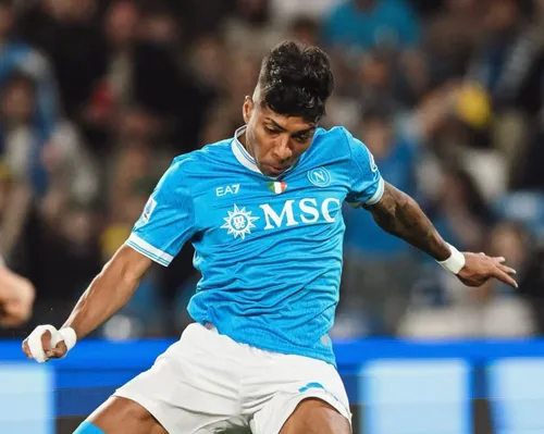 Cria do Vitória bate recorde de gols na carreira e vive auge na Europa - Imagem