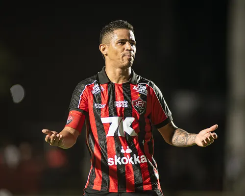 Erick vai jogar em Vitória x Corinthians? Entenda situação do atacante - Imagem