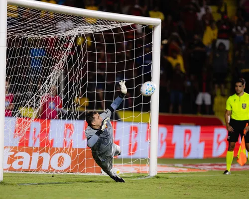 Ex-Vitória brilha em disputa de pênaltis e classifica Sport na Copa do Brasil - Imagem