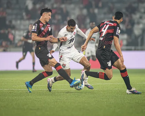 Polêmica em derrota do Vitória afeta o Bahia no Brasileirão - Imagem