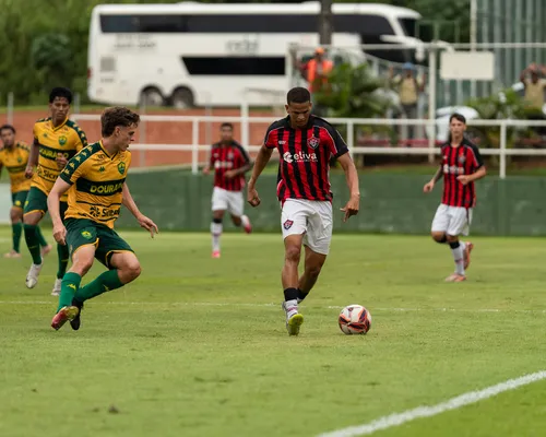 Vitória marca no fim e derrota o Cuiabá pelo Brasileirão Sub-20 - Imagem