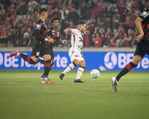 Jogadores do Vitória se manifestam após polêmicas de arbitragem: "Não dá" - Imagem
