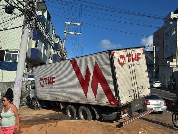 Caminhão cai em buraco, fica atravessado e trava trânsito em Amaralina - Imagem