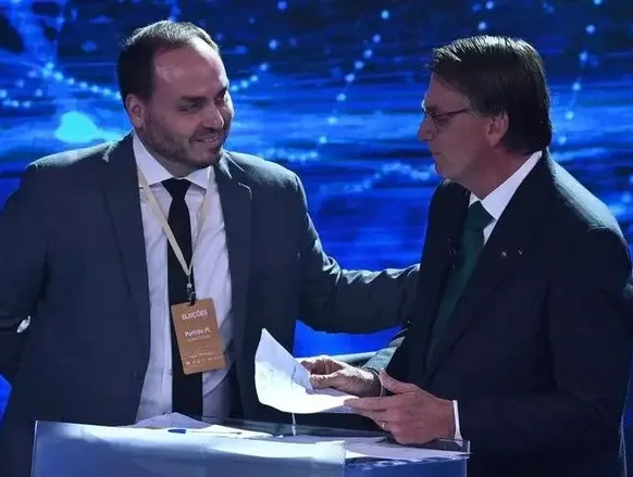 Carlos Bolsonaro diz que pai é inocente em novo desabafo - Imagem