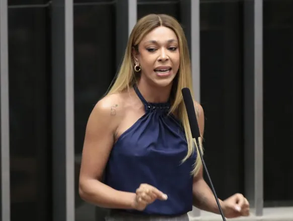 Erika Hilton comemora avanço da PEC 6x1 e já prevê forte resistência da oposição - Imagem