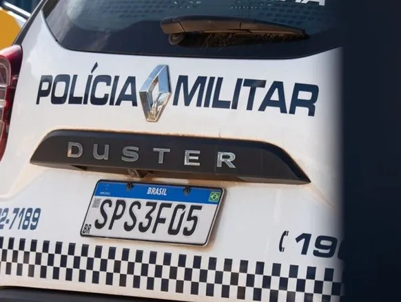 Homem joga bebê de seis meses no chão, agride mulher e tenta atropelá-la - Imagem