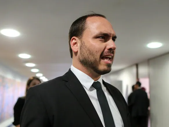 Justiça obriga redes a excluir posts sobre filha de Carlos Bolsonaro - Imagem