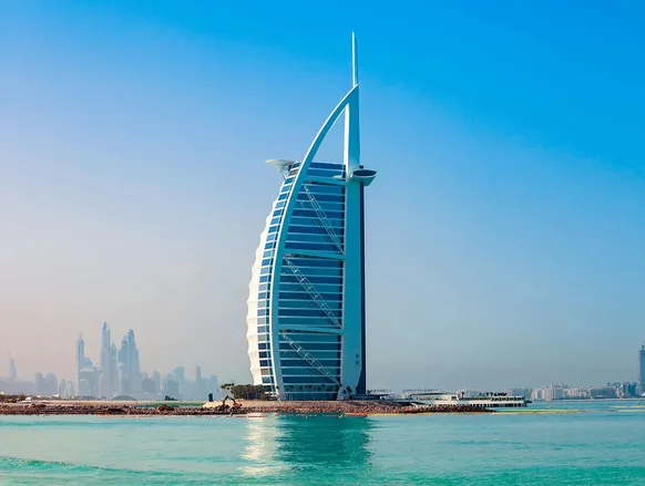 Míssil iraniano atinge o Burj Al Arab, único hotel 7 estrelas do mundo - Imagem