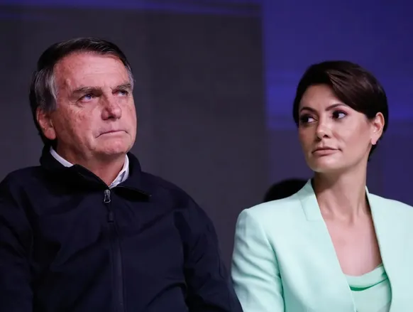 No aniversário de Bolsonaro, Michelle fala em “livramento da morte” - Imagem
