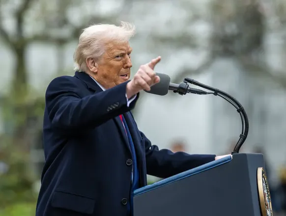 Trump assina tarifa global de 10% e ignora Suprema Corte dos EUA - Imagem