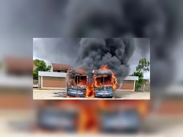 Vídeo: Três ônibus da Cidade Sol são destruídos pelo fogo na Bahia - Imagem