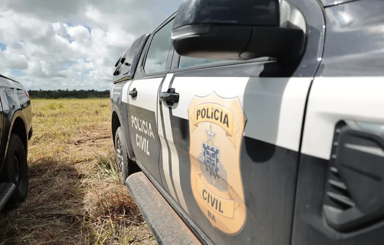 Corpo é encontrado com marcas de tiro e queimaduras em Salvador