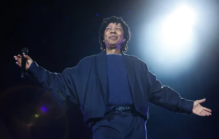 Djavan 50 anos de carreira: Show em Salvador tem choro, romance e Arena lotada