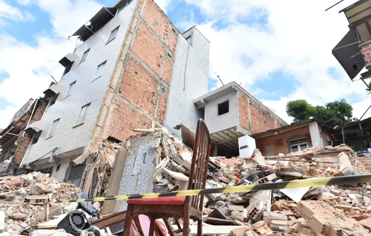 “Sabia que ia matar”: vizinhos acusam dono de prédio por tragédia em Salvador