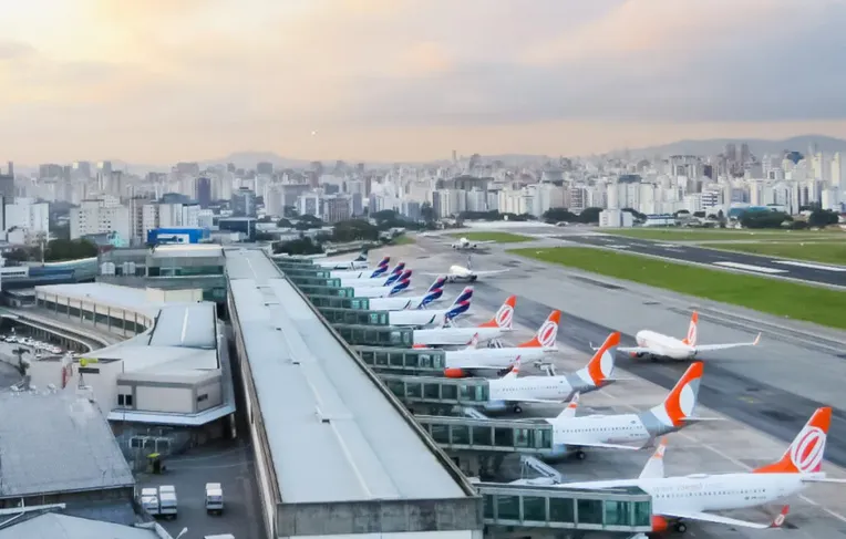 Idosa morre após grave queda durante desembarque em aeroporto