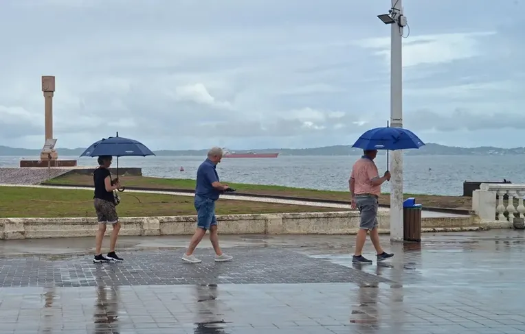 Frente fria mantém chuvas em Salvador neste final de semana