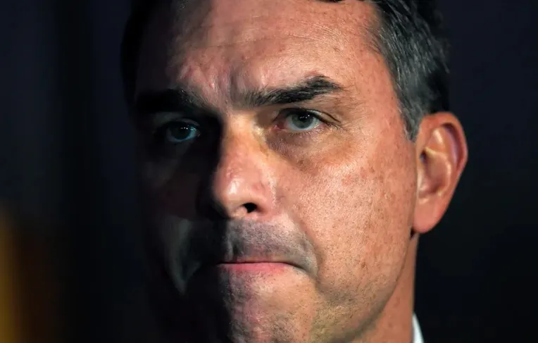 Flávio Bolsonaro enviou emenda a ONG ligada a assassinos de Marielle