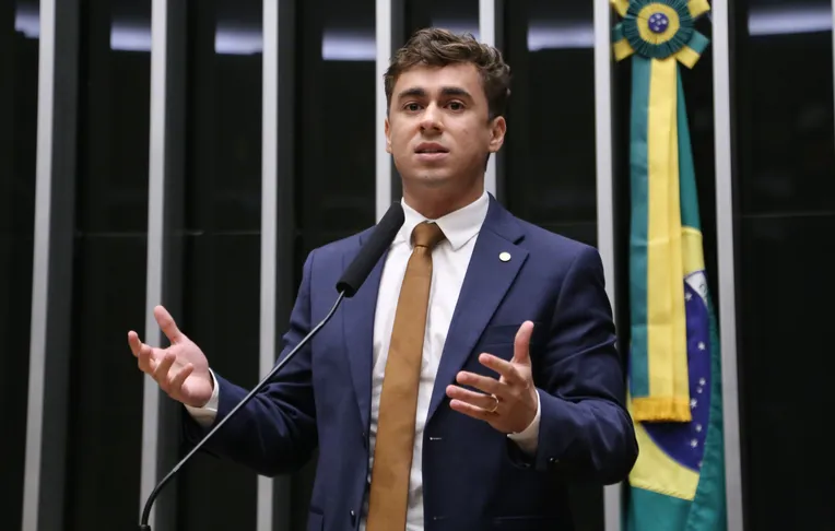 Nikolas Ferreira provoca Lula após presidente zerar 'taxa das blusinhas'