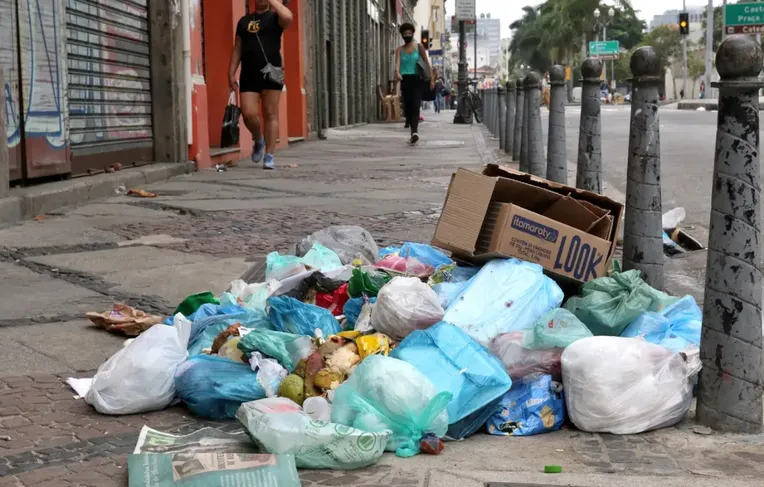 Paralisação suspende serviço de limpeza em Salvador