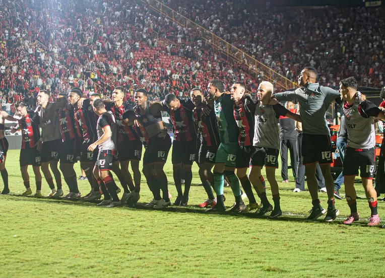 É campeão! Vitória derrota o Fortaleza e conquista Copa do Nordeste após 16 anos