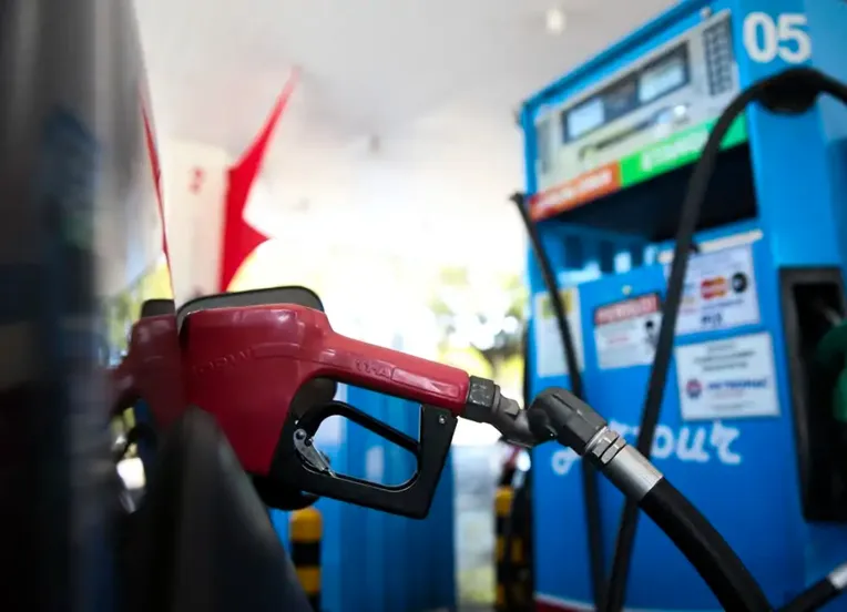Gasolina terá 32% de etanol a partir de quarta-feira; entenda mudança
