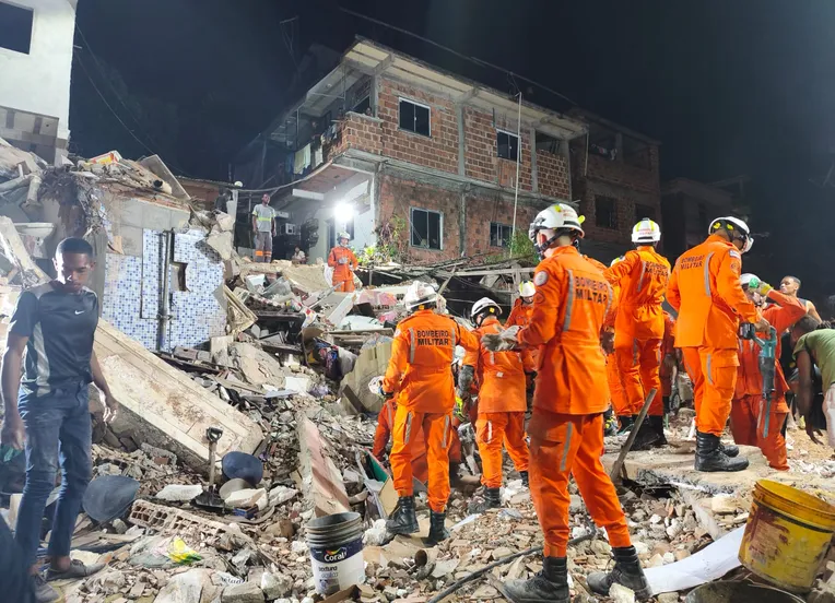 Prédio desaba, deixa um morto e desaparecidos em Salvador