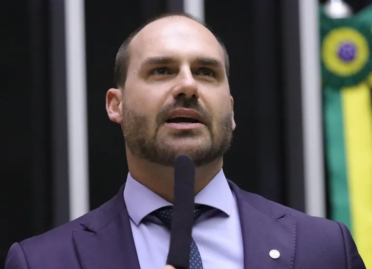 “Não é caro”, diz Eduardo sobre investimento em filme de Bolsonaro
