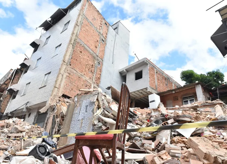 “Sabia que ia matar”: vizinhos acusam dono de prédio por tragédia em Salvador