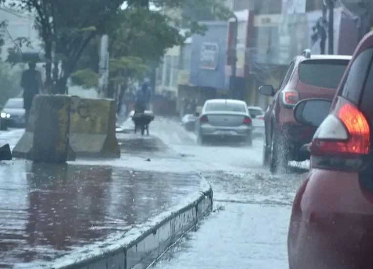 Chuva volta a Salvador e gera alerta para trovoadas; confira previsão