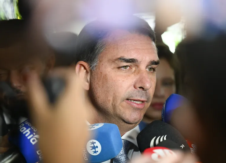 Flávio Bolsonaro admite que pediu dinheiro a Vorcaro para filme do pai