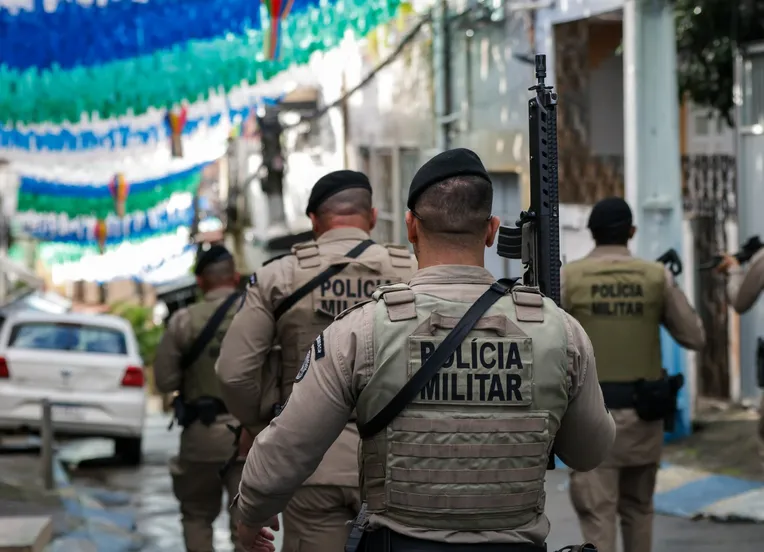 Dupla é presa após lançar explosivo em viatura e enfrentar PMs em Salvador