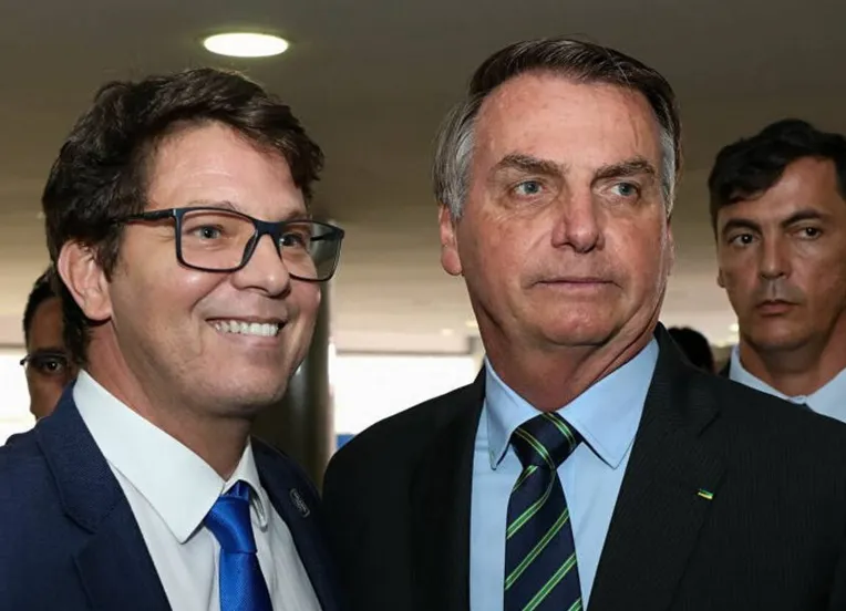 Mário Frias agradeceu a Vorcaro por doação para filme de Bolsonaro