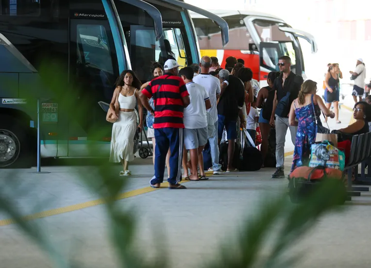 Vai viajar de ônibus? Saiba como economizar dinheiro nos feriados