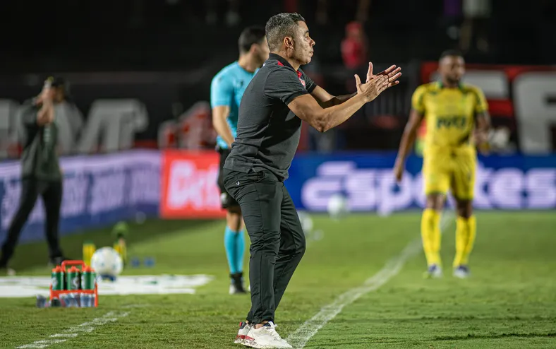 Jair Ventura define prioridade do Vitória após tropeço no Nordestão - Imagem