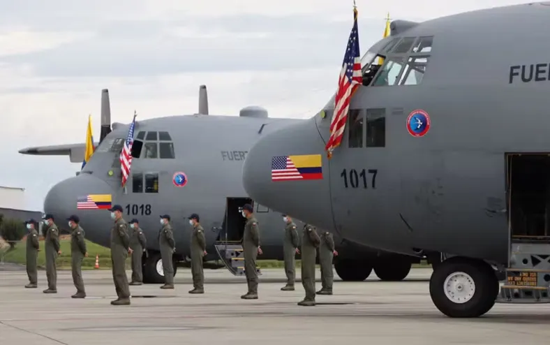 Avião militar com 125 pessoas cai durante decolagem na Colômbia - Imagem
