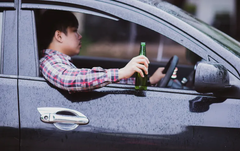 Beber e dirigir: motoristas flagrados podem perder CNH e pagar R$ 30 mil - Imagem