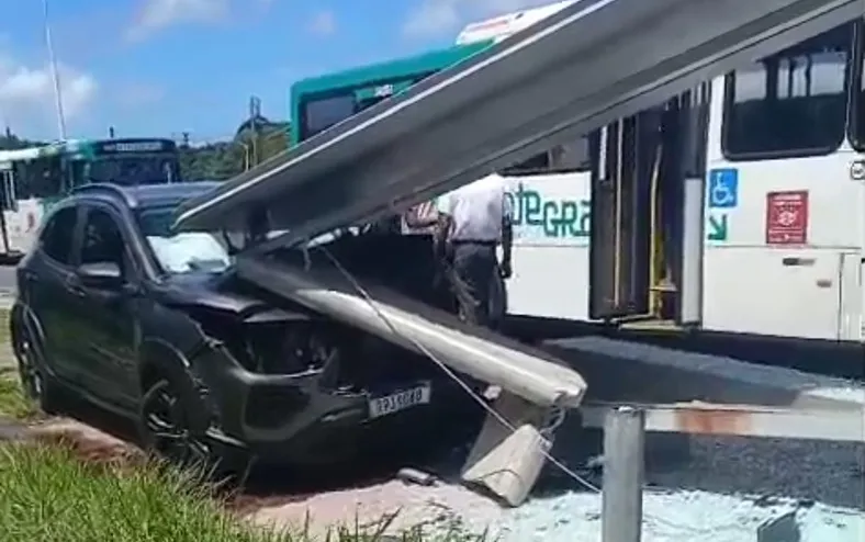 Grave acidente! Carro destrói ponto de ônibus em Salvador; veja vídeo - Imagem