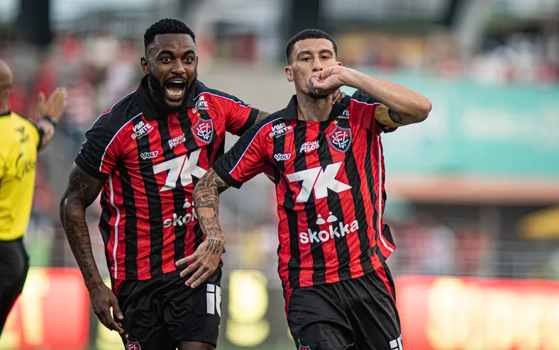 Com gols-relâmpago, Vitória retoma favoritismo e vence o CRB por 4 a 2 - Imagem