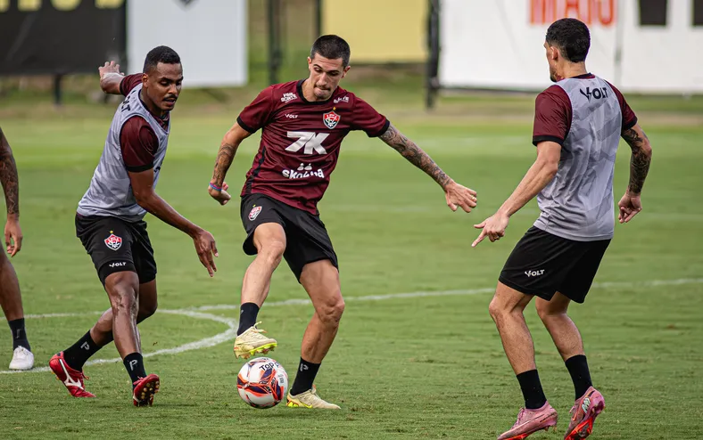 Com reforço na zaga, Vitória relaciona 23 atletas para encarar o Galo - Imagem