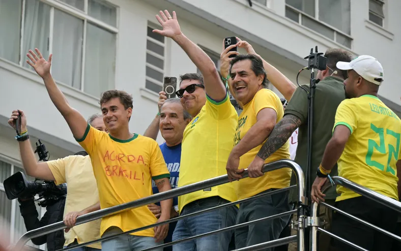 Contatos de Nikolas e Flávio Bolsonaro são encontrados no celular de Vorcaro - Imagem