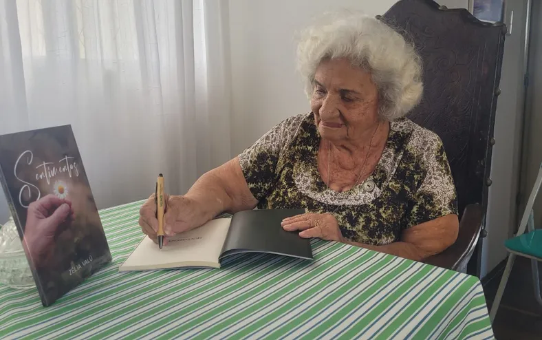 Escritora Zélia Valu lança novo livro de poesias em Salvador - Imagem