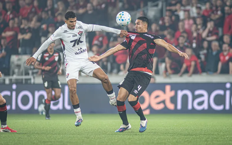 Ex-árbitros apontam erros em jogo polêmico do Vitória contra o Athletico - Imagem