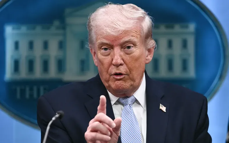 Trump assina ordem para acelerar uso de psicodélicos nos EUA - Imagem