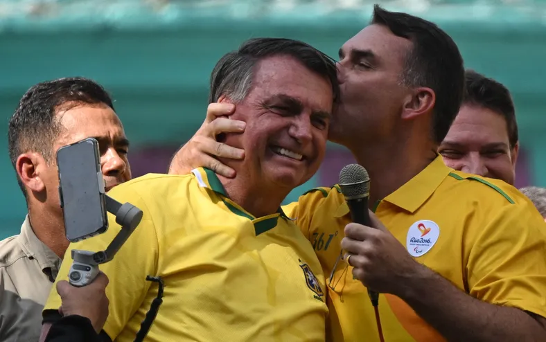 "Meu pai escapou por pouco da morte", diz Flávio Bolsonaro - Imagem