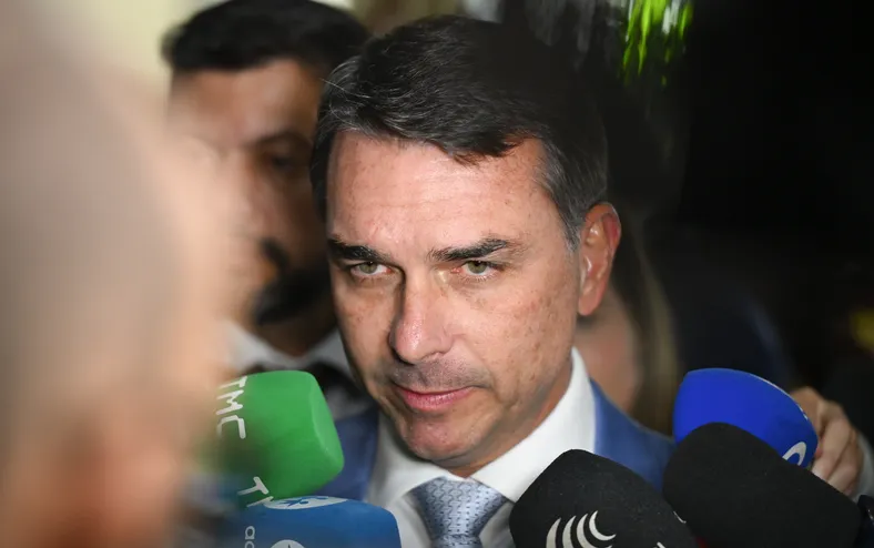 Ex-ministro de Lula detona Flávio Bolsonaro e declara guerra contra escala 6x1 - Imagem