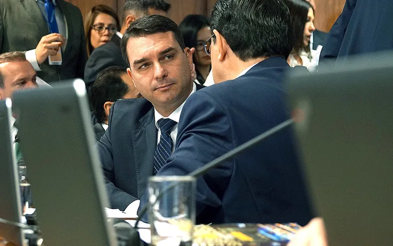 Flávio promete subir rampa do Planalto com Bolsonaro - Imagem