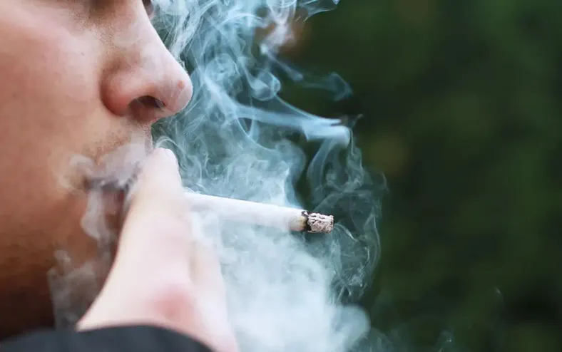 Governo aprova lei que impede venda de cigarro a nascidos após 2009 - Imagem